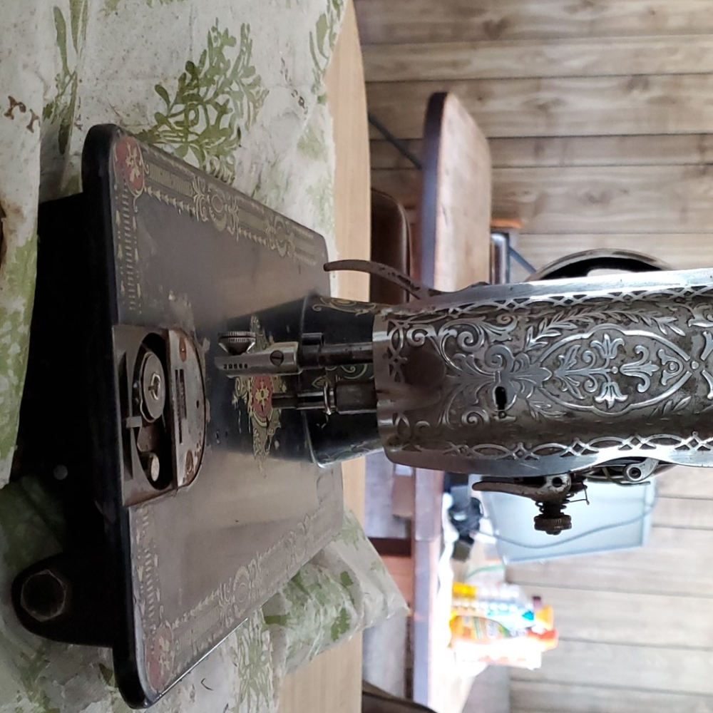 Sewing machine - Picture 3 of 4